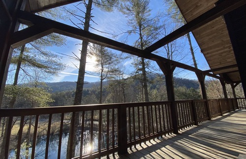 Suches Cabin | ★ Modern Rustic 5 Bedroom Cabin with Hot tub ★
