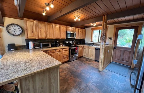 Cle Elum Cabin | Modern rustic cabin w/room to spread out & relax - 5 mins from Lake Cle Elum!