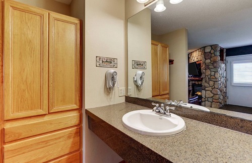 Peoria Hotel | Modern Rustic Inn - Greater Comfort Unlike the Rest; Near Scenic Water