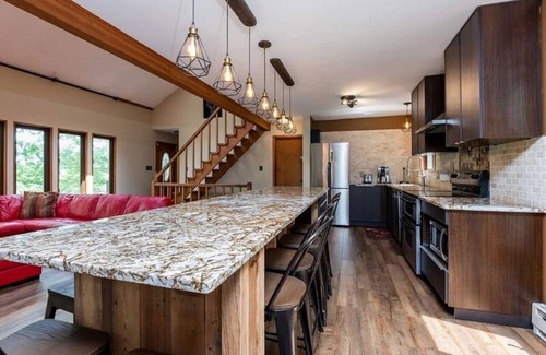 Bushkill Cabin | Modern Rustic Lodge! 2 min. walk to Ski Slopes, 6TVs, Linens, WiFi, A/C, Firepit