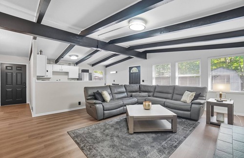 Columbus House | Modern Rustic Retreat | 5 Min to Airport