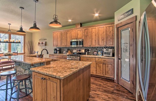 Ronald House | Modern-Rustic Ronald Getaway: Hot Tub, Grill!