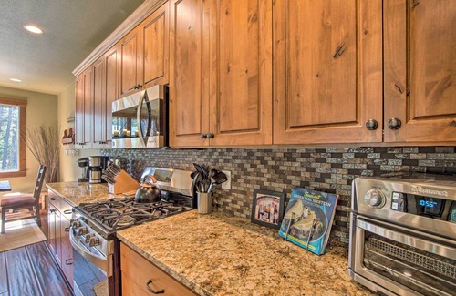Ronald House | Modern-Rustic Ronald Getaway: Hot Tub, Grill!