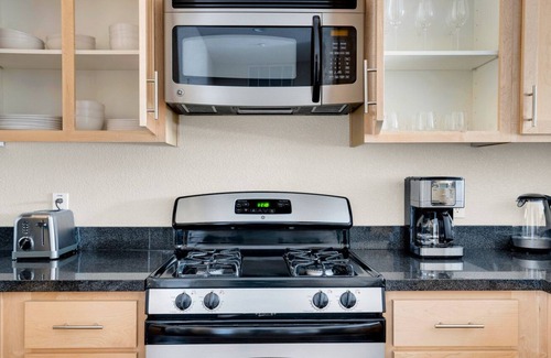San Bruno Apartment | Modern San Bruno 1BR w/Pool, Gym & W/D, near highways, by Blueground