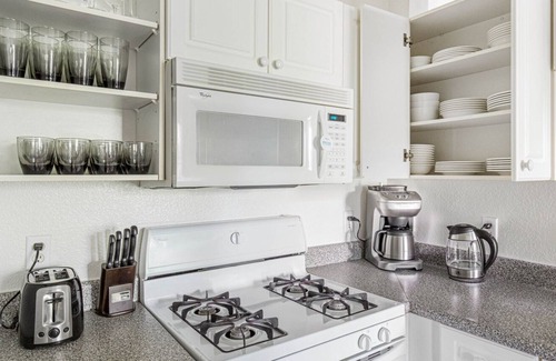 South San Jose Apartment | Modern San Jose 2BR w/ W/D, Pool, Gym, BBQ, near freeways, by Blueground