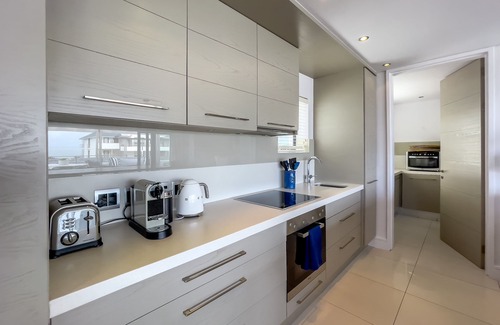 Hermanus City-Centre Apartment | Modern Seafront Penthouse walking distance to shops and restaurants