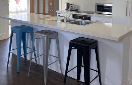 Wagga Wagga House | Modern & Self- Contained Hideaway Near Racecourse