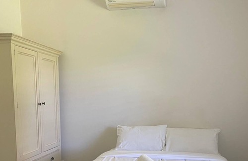 Wagga Wagga House | Modern & Self- Contained Hideaway Near Racecourse