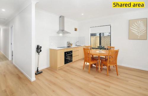 Kuraby House | Modern Serene Studio with Free Parking & New Build