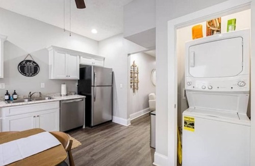 Shelby Park House | Modern Shelby Park House|3 King Bedrooms|Backyard