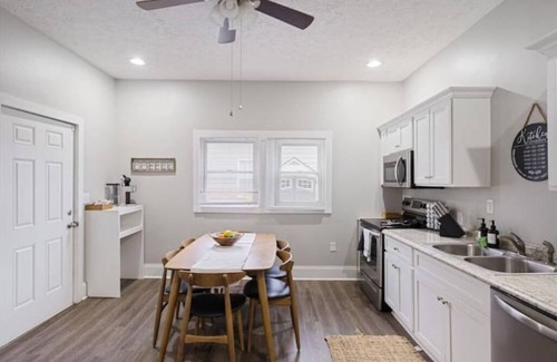 Shelby Park House | Modern Shelby Park House|3 King Bedrooms|Backyard