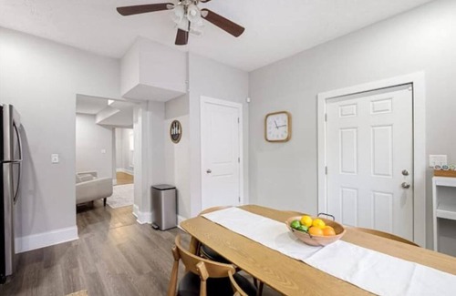 Shelby Park House | Modern Shelby Park House|3 King Bedrooms|Backyard