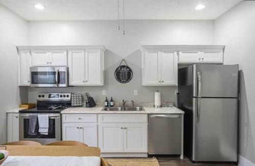 Shelby Park House | Modern Shelby Park House|3 King Bedrooms|Backyard