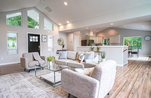 Shelton House | Modern Shelton Waterfront:Hot Tub,Games&Serenity