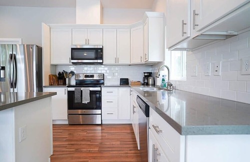 Shelton House | Modern Shelton Waterfront:Hot Tub,Games&Serenity