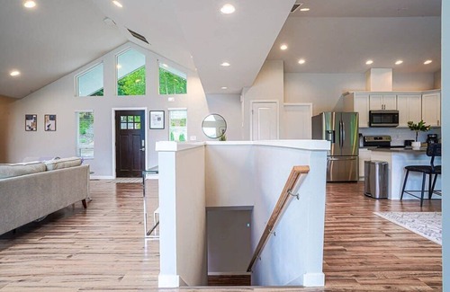 Shelton House | Modern Shelton Waterfront:Hot Tub,Games&Serenity