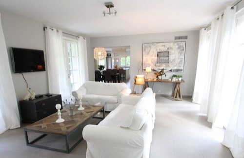 Old Town Villa | Modern six bed Villa with Pool in the centre of St Tropez.