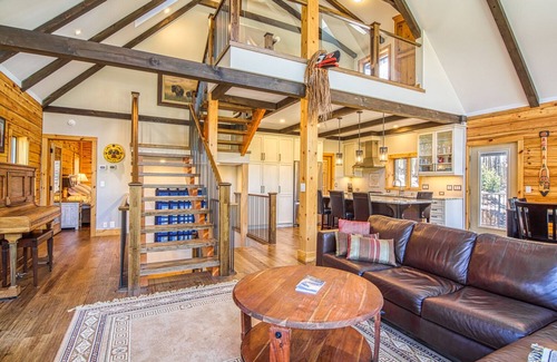 East Kootenay Ski Chalet | Modern Ski-In/Ski-Out Cabin in Panorama
