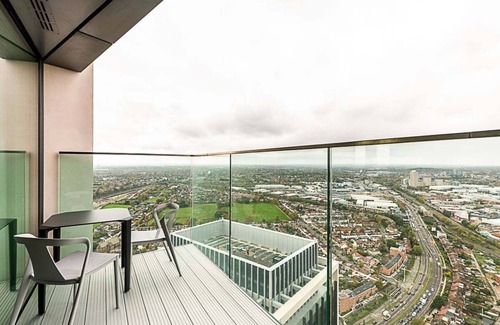 East Acton Apartment | Modern Sky-High Flat In North Acton