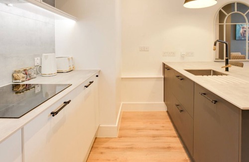 Westcliff-on-Sea Apartment | Modern & Sleek 1BR City Centre Nr Cliffs Pavillion by Luxiety Stays