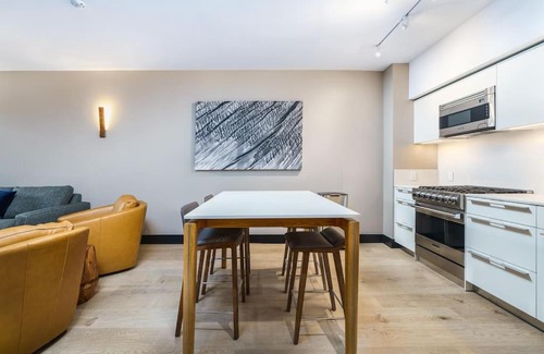 Berkeley House | Modern & Sleek Flat W Balcony & Roof Top Patio