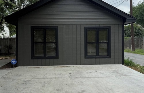 Brownsville House | Modern Sleek Tiny house