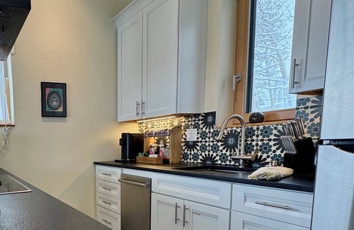 Crested Butte Apartment | Modern slopeside guesthouse with spectacular views, ski-in/ski-out access, and a private hot tub. Fully equipped, beautifully maintained, and minutes from downtown Crested Butte.