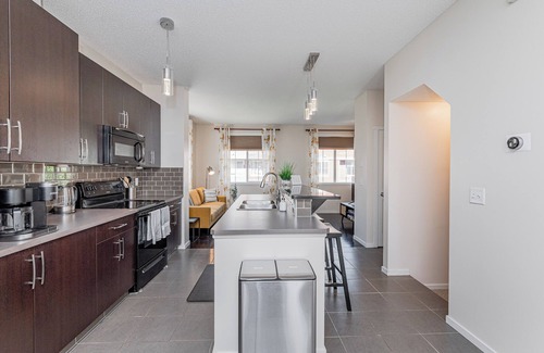 Southeast Edmonton House | Modern South Edmonton 4-Bedroom, 2.5 Bath Townhouse with Office & Double Garage