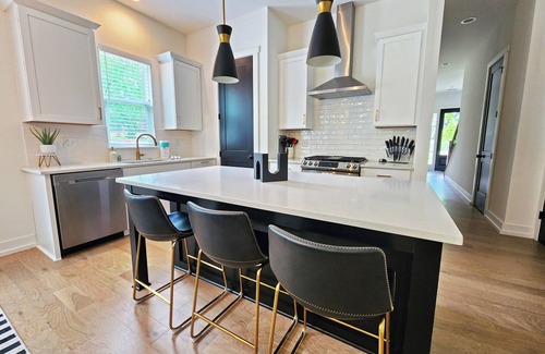 Charlotte House | Modern South End Home that Sleeps 10 - Walk to Bars!
