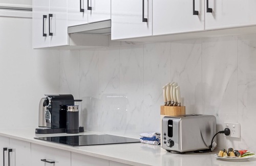 South Brisbane Apartment | Modern Southbank Parklands Apartment Retreat