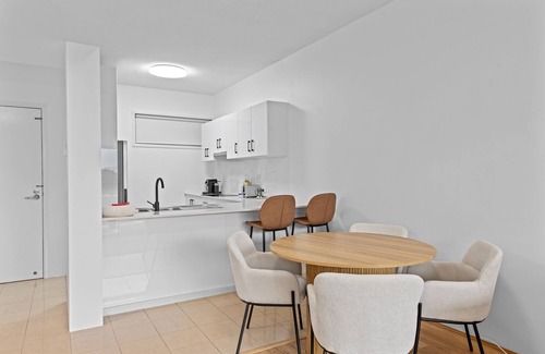 South Brisbane Apartment | Modern Southbank Parklands Apartment Retreat