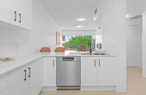 South Brisbane Apartment | Modern Southbank Parklands Apartment Retreat