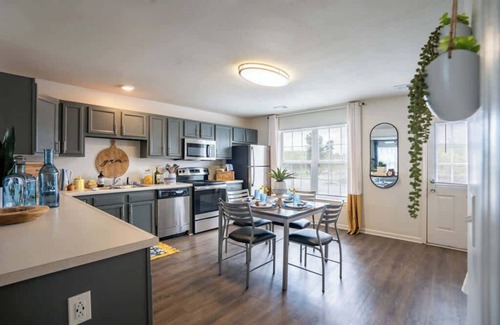 Columbia Apartment | Modern Space Great For Extended Stays! Pool & Gym