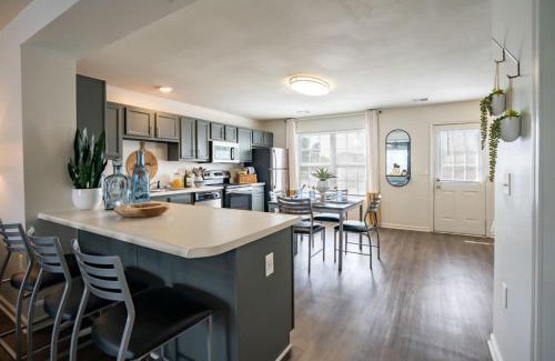 Columbia Apartment | Modern Space Great For Extended Stays Pool & Gym