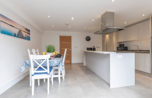 Cheltenham House | Modern & Spacious Home in Central Cheltenham