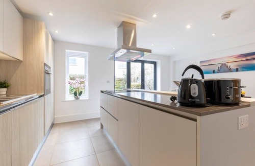 Cheltenham House | Modern & Spacious Home in Central Cheltenham