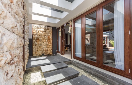 Sunset Road Villa | Modern Spacious 2 BR Villa Seminyak ENTR