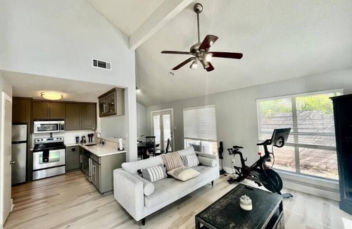 Windsor Park House | Modern & Spacious 2Bd Townhome Close to DT and UT
