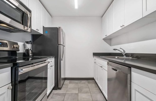 Hoboken Apartment | Modern & Spacious 2BR | Kitchen & Laundry | Perfect for Medical | Hoboken