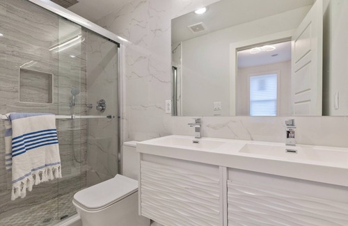 The Heights Condo | Modern & Spacious 3 BED/2 BA Condo mins from NYC