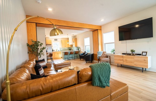 Donelson House | Modern Spacious 3 Story home w/3 Vanity rooms. 5 minutes to BNA, 10 to Opry