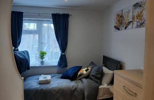 Bracknell Apartment | Modern & Spacious 3BR House Bracknell - Berkshire