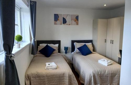 Bracknell Apartment | Modern & Spacious 3BR House Bracknell - Berkshire