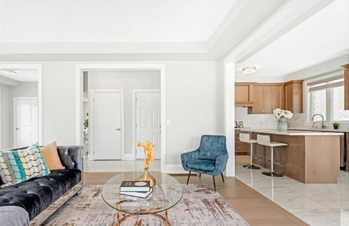 Brampton House | Modern Spacious 4-bedroom house with WiFi, AC in Brampton