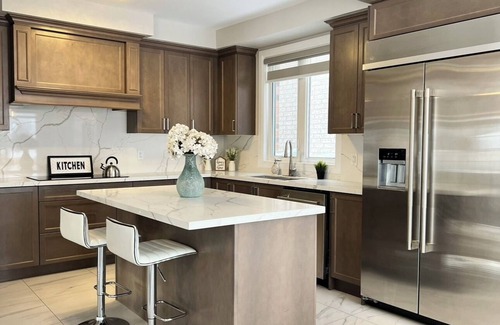 Brampton House | Modern Spacious 4-bedroom house with WiFi, AC in Brampton