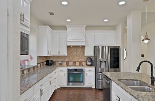 Denton County House | Modern & Spacious 5BR ~ 2 King Suites ~ Near PGA Frisco & Lake Lewisville ~ Pool