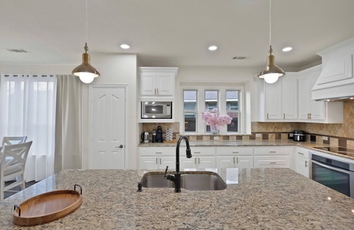 Denton County House | Modern & Spacious 5BR ~ 2 King Suites ~ Near PGA Frisco & Lake Lewisville ~ Pool