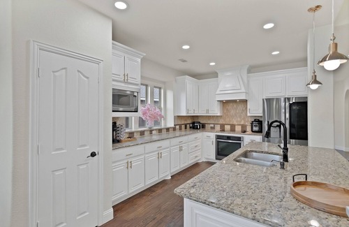 Denton County House | Modern & Spacious 5BR ~ 2 King Suites ~ Near PGA Frisco & Lake Lewisville ~ Pool