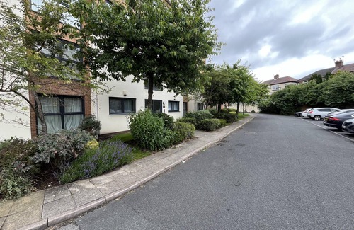 Liverpool Apartment | Modern Spacious Apartment in Private Grounds