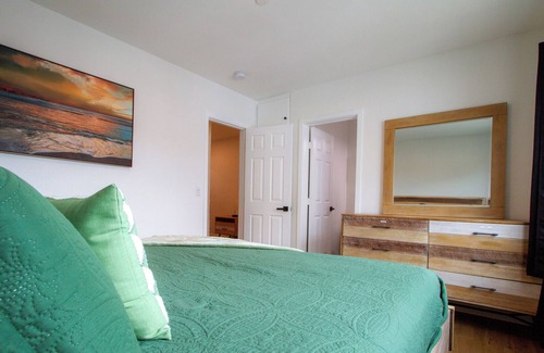 South Wrigley Apartment | Modern+Spacious Apt w/ Parking Garage